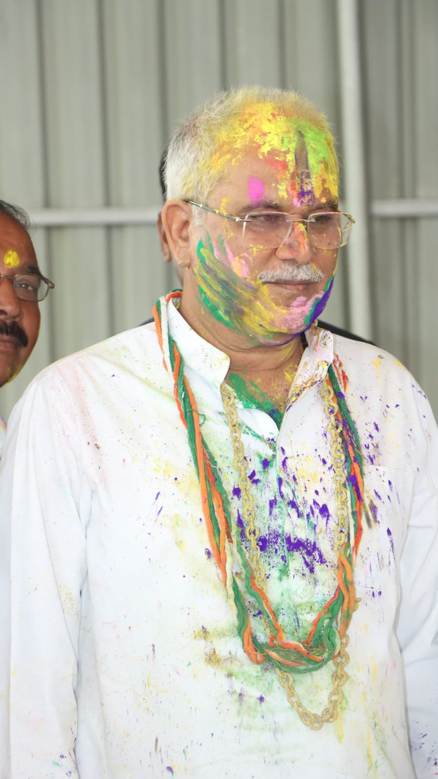 गुलाल और रंगों से सराबोर पूर्व सीएम भूपेश बघेल।