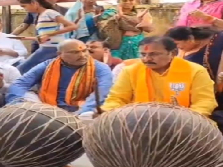 दुर्ग से लोकसभा सांसद और बीजेपी के लोकसभा प्रत्याशी विजय बघेल भी होली के रंग में नजर आए। - Dainik Bhaskar