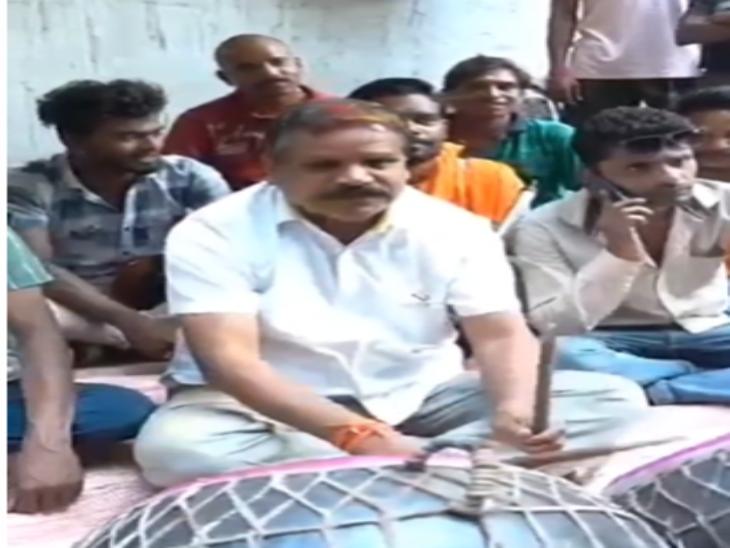 प्रदेश कांग्रेस के महामंत्री और दुर्ग लोकसभा प्रत्याशी राजेंद्र साहू भी फाग की मस्ती में झूमते दिखे।