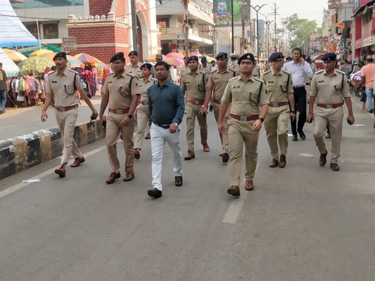 एक दिन पहले पुलिस ने दिखाया था दम।