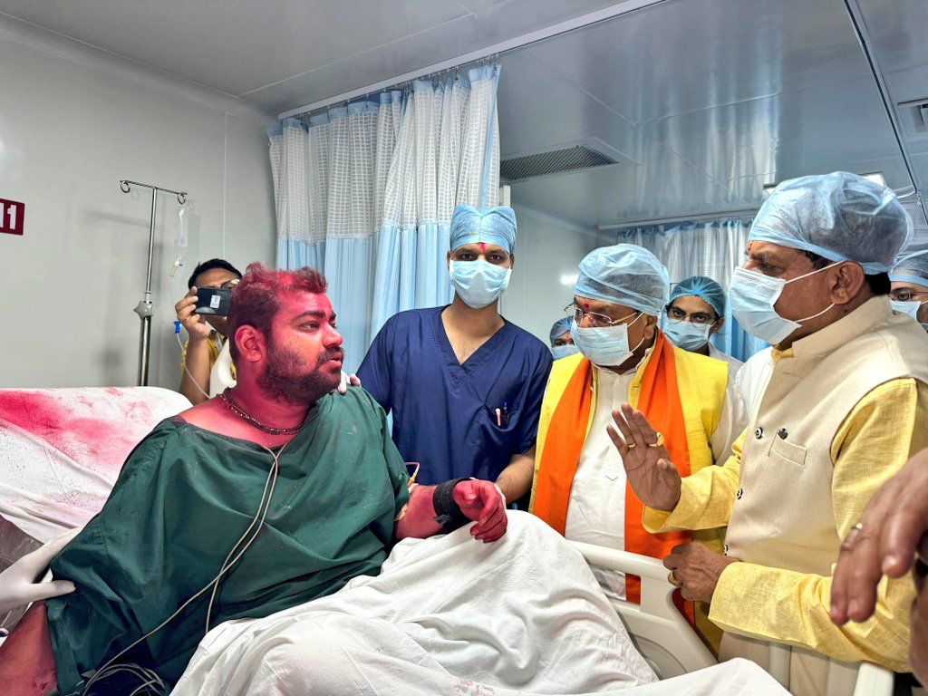 मुख्यमंत्री डॉ. मोहन यादव ने इंदौर में घायलों से मुलाकात की।