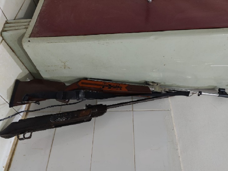 पुलिस ने आरोपी हेड कॉन्स्टेबल के पास से बंदूक जब्त कर लिया है।