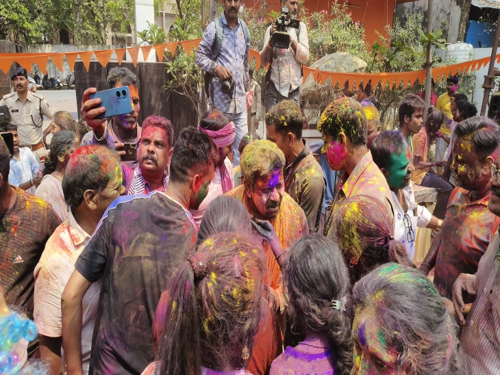 राज्य के गृह मंत्री को अपने बीच देखकर पुलिस परिवार के लोगों ने उन्हें गुलाल लगाकर बधाई दी।