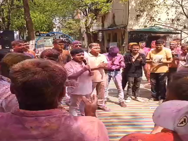 रायपुर एसएसपी संतोष कुमार सिंह भी वहां पहुंचे और माइक थामकर होली के गीत गाए