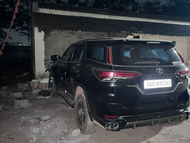 फॉर्च्यूनर कार लेकर पहुंचे थे आरोपी।