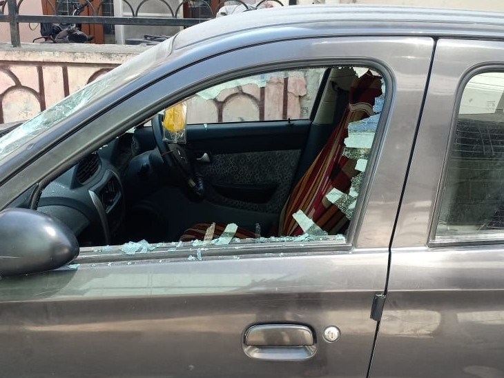 पत्थर मारकर कार का कांच तोड़ा - Dainik Bhaskar