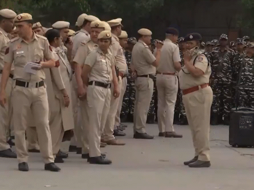 दिल्ली में पुलिस ने सुरक्षा व्यवस्था बढ़ा दी है। पीएम आवास के चारों तरफ धारा 144 लागू कर दी गई है। - Dainik Bhaskar