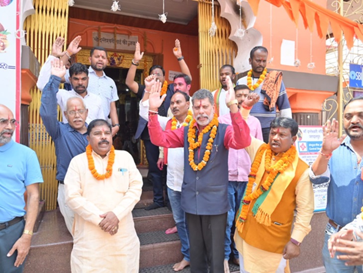 नामांकन दाखिल करने से पहुंचे भाजपा प्रत्याशी महेश कश्यप और अन्य नेता मां दंतेश्वरी मंदिर पूजन के लिए पहुंचे थे।
