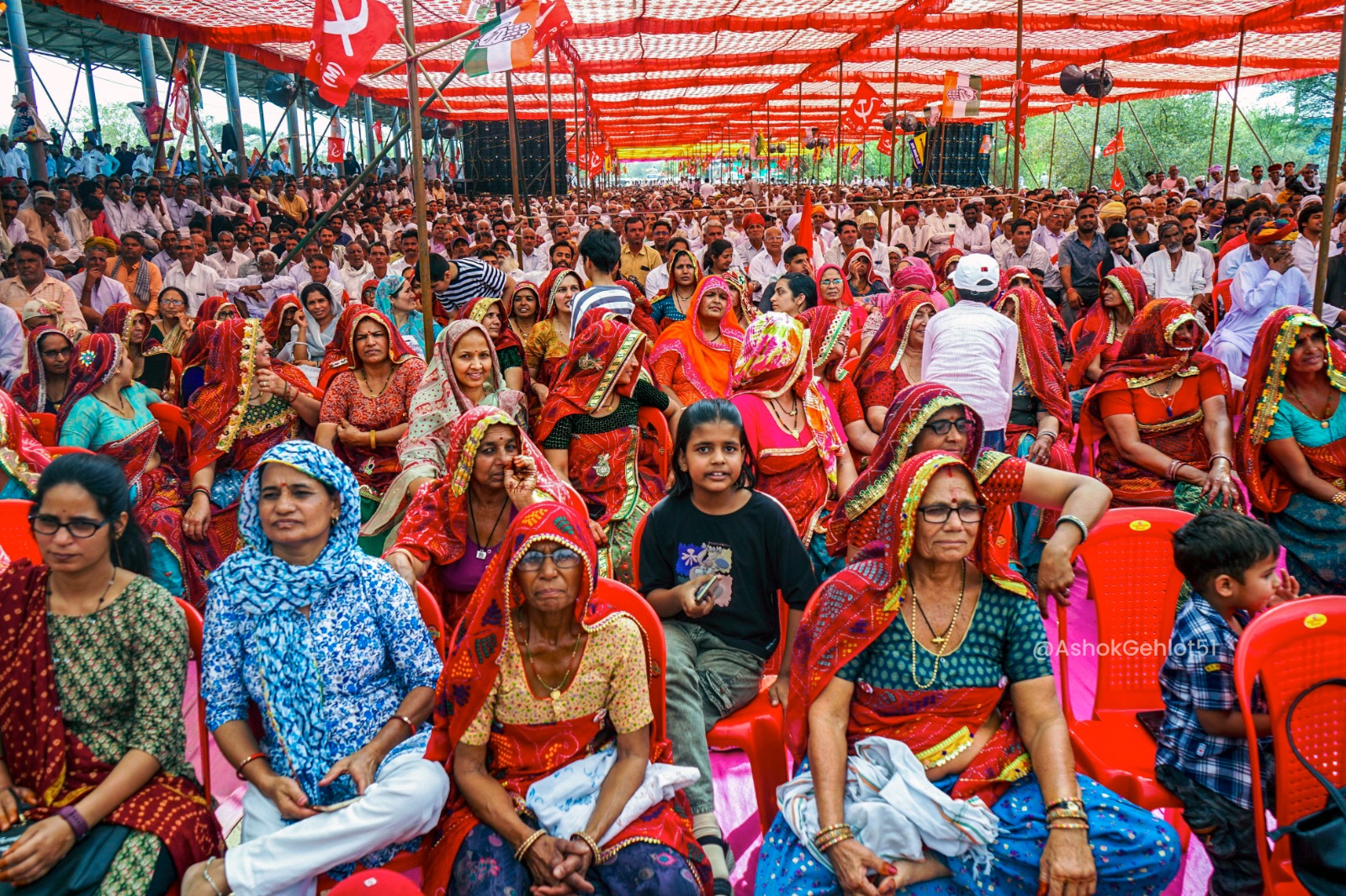 इस दौरान सीकर की कृषि मंडी में कांग्रेस कार्यकर्ता भी मौजूद रहे।