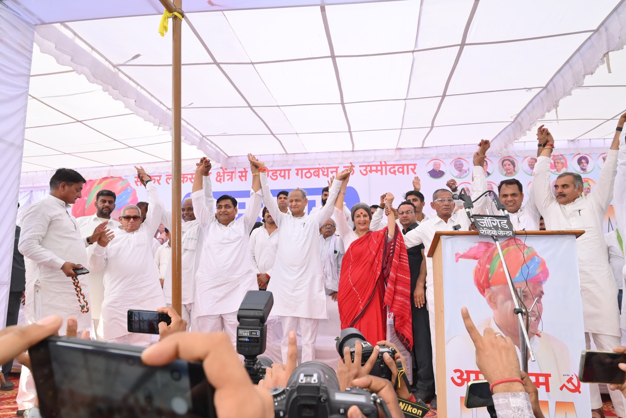 पूर्व सीएम अशोक गहलोत ने सभा को संबोधित करते हुए पीएम मोदी पर जमकर निशाना साधा।