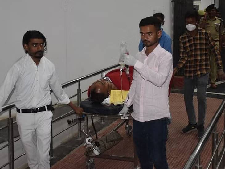 अस्पताल के ICU वार्ड में ले जाते स्वास्थ्य कर्मी।