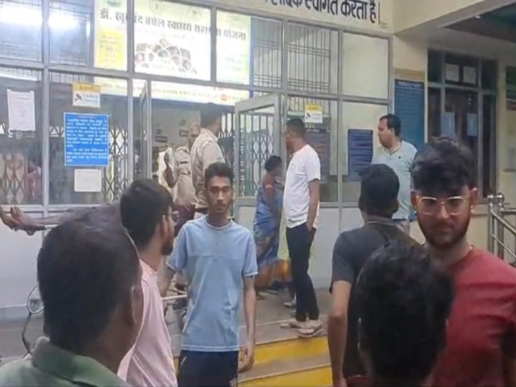 हॉस्पिटल के बाहर लगी लोगों की भीड़।