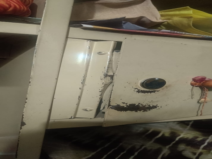 लॉकर में रखे ढाई लाख रुपए कैश लेकर फरार हो गए।