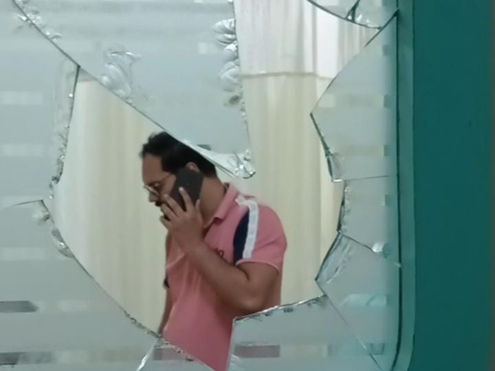 अस्पताल में परिजनों ने की तोड़फोड़।