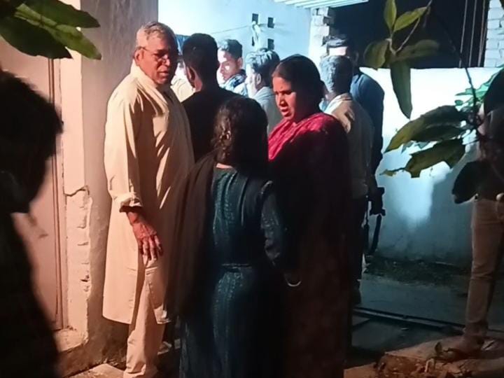 मौके पर लगी पड़ोसियों की भीड़।