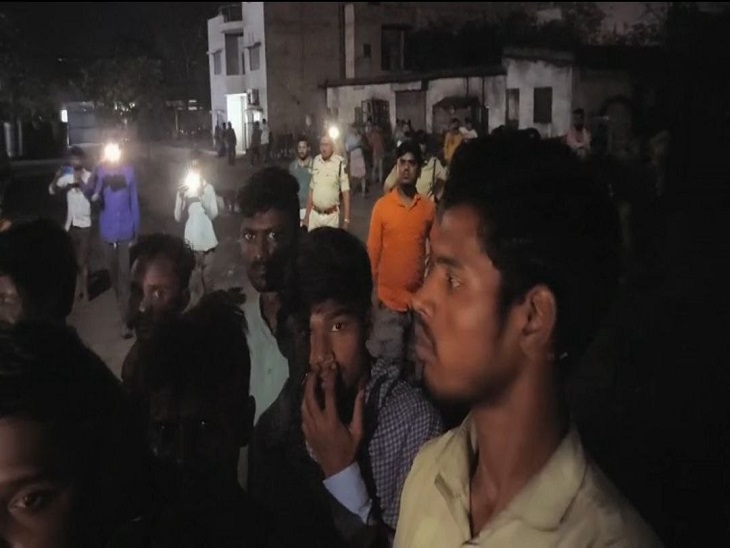 कंपनी के अंदर हंगामा करते मजदूर और जांच करती पुलिस।