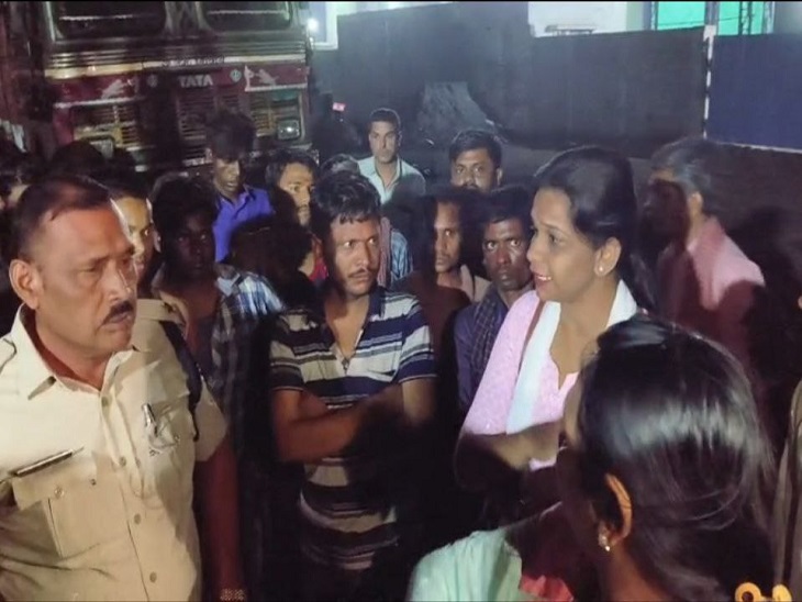 आक्रोशित मजदूर और परिजन पुलिस से कार्रवाई की मांग करते हुए।