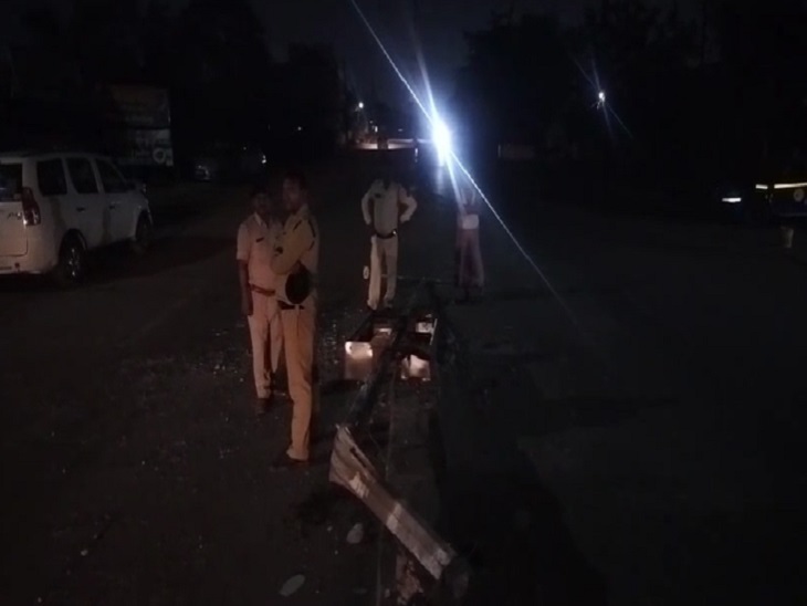 वो डिवाइडर जहां हादसा हुआ। पुलिस ने मौके पर पहुंचकर की जांच।