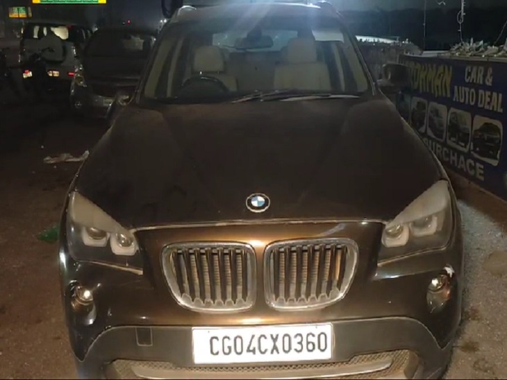 इसी BMW कार में मिला युवक का शव।