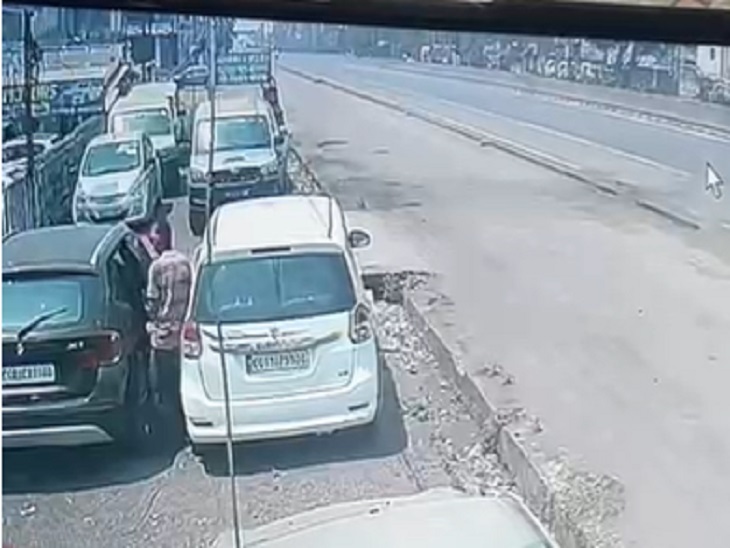 CCTV फुटेज से पता चला कि युवक खुद से कार में घुसा था।