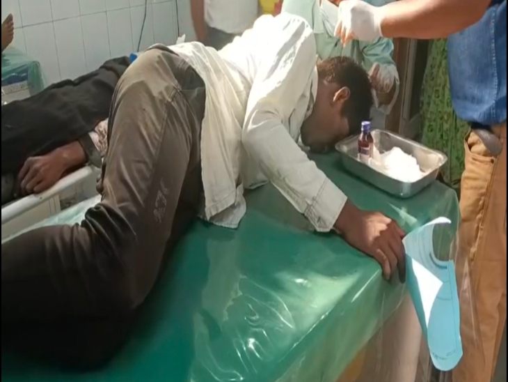 आरोपियों ने पति-पत्नी को घर में घुसकर पीटा।