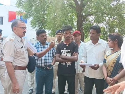 बीजेपी नेताओं ने एसपी से की शिकायत।