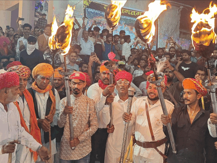 मेनार गांव में बारूद की होली खेलने के दौरान ग्रामीणों में उत्‍साह नजर आया।