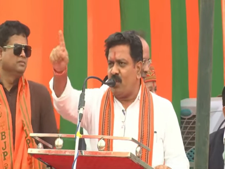 सभा को संबोधित करते डिप्टी सीएम विजय शर्मा।