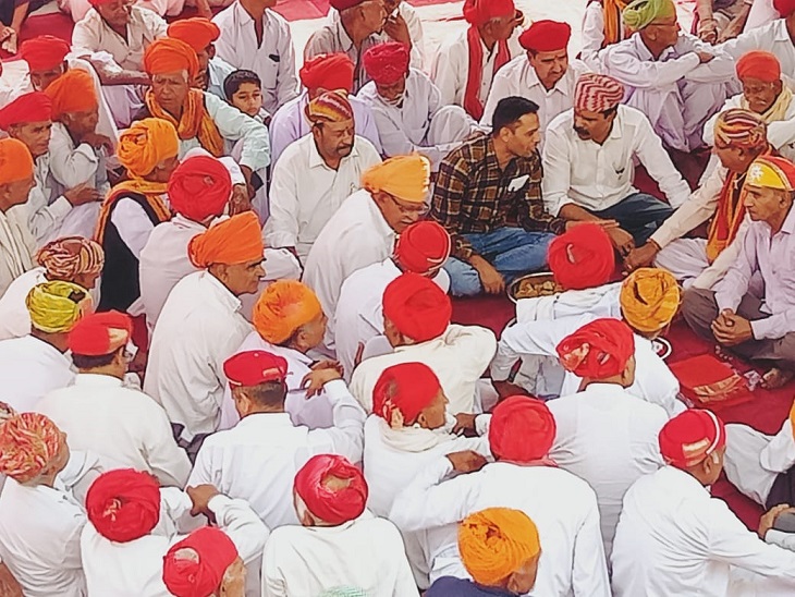 मेनार गांव में दोपहर में एकत्रित हुए मौतबीर पंच।