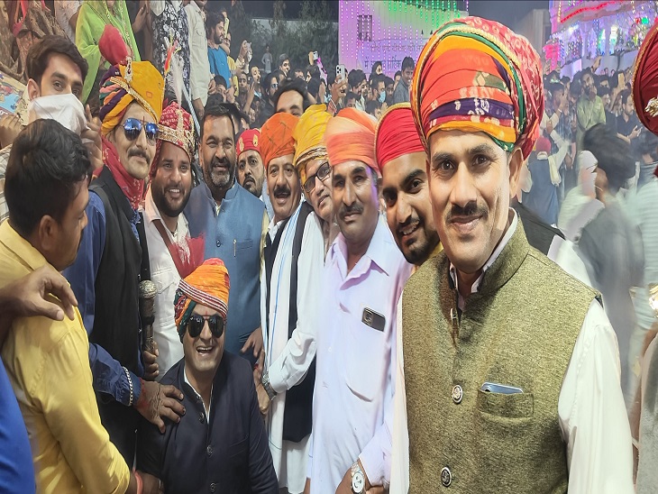 मेनार में रात को वल्लभनगर विधायक उदयलाल डांगी भी शामिल हुए।