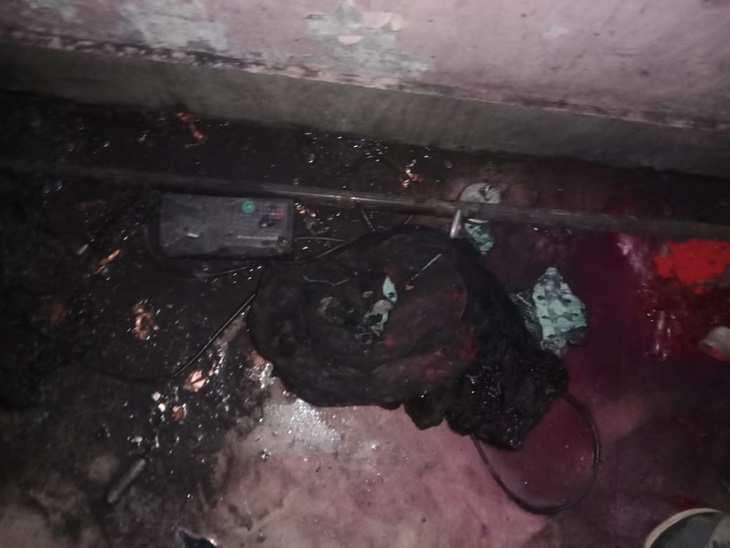 चार्ज में लगी बैट्री में हुआ विस्फोट।