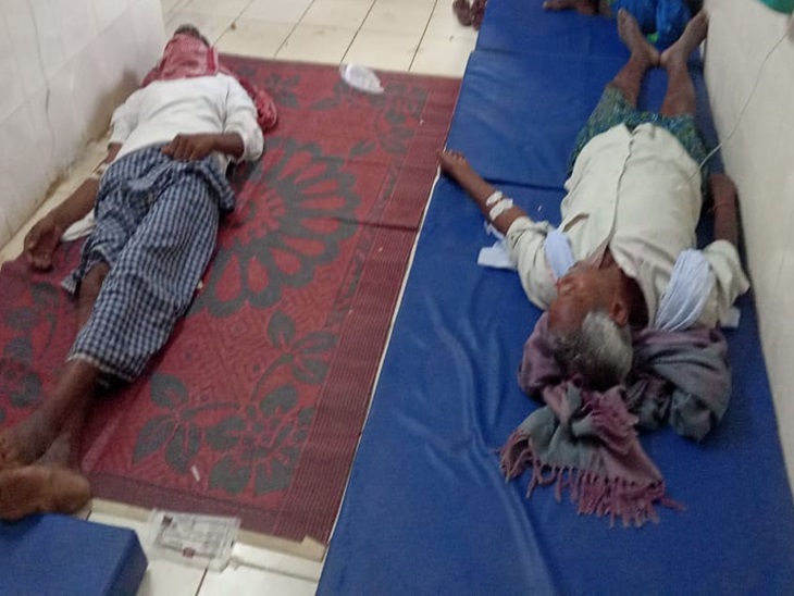 डिंडो और बगरा केंद्रों में भी जमीन पर लिटाकर किया जा रहा उपचार।