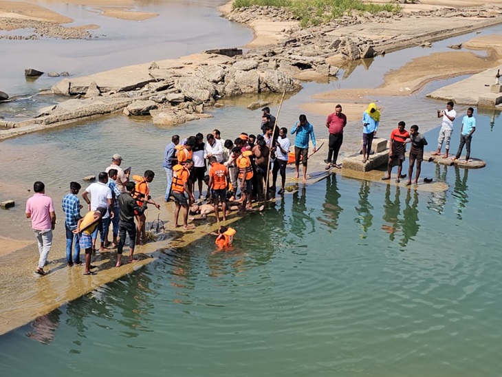 डूबे छात्र की तलाश में जुटी एसडीआरएफ की टीम।