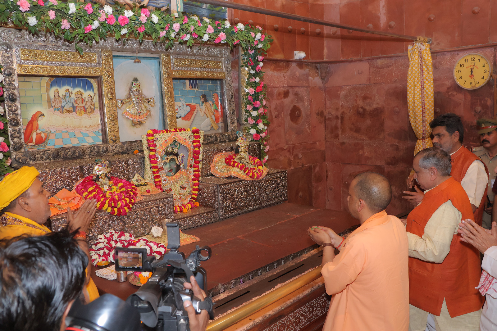 श्रीकृष्ण जन्मभूमि में CM योगी ने पूजा की।