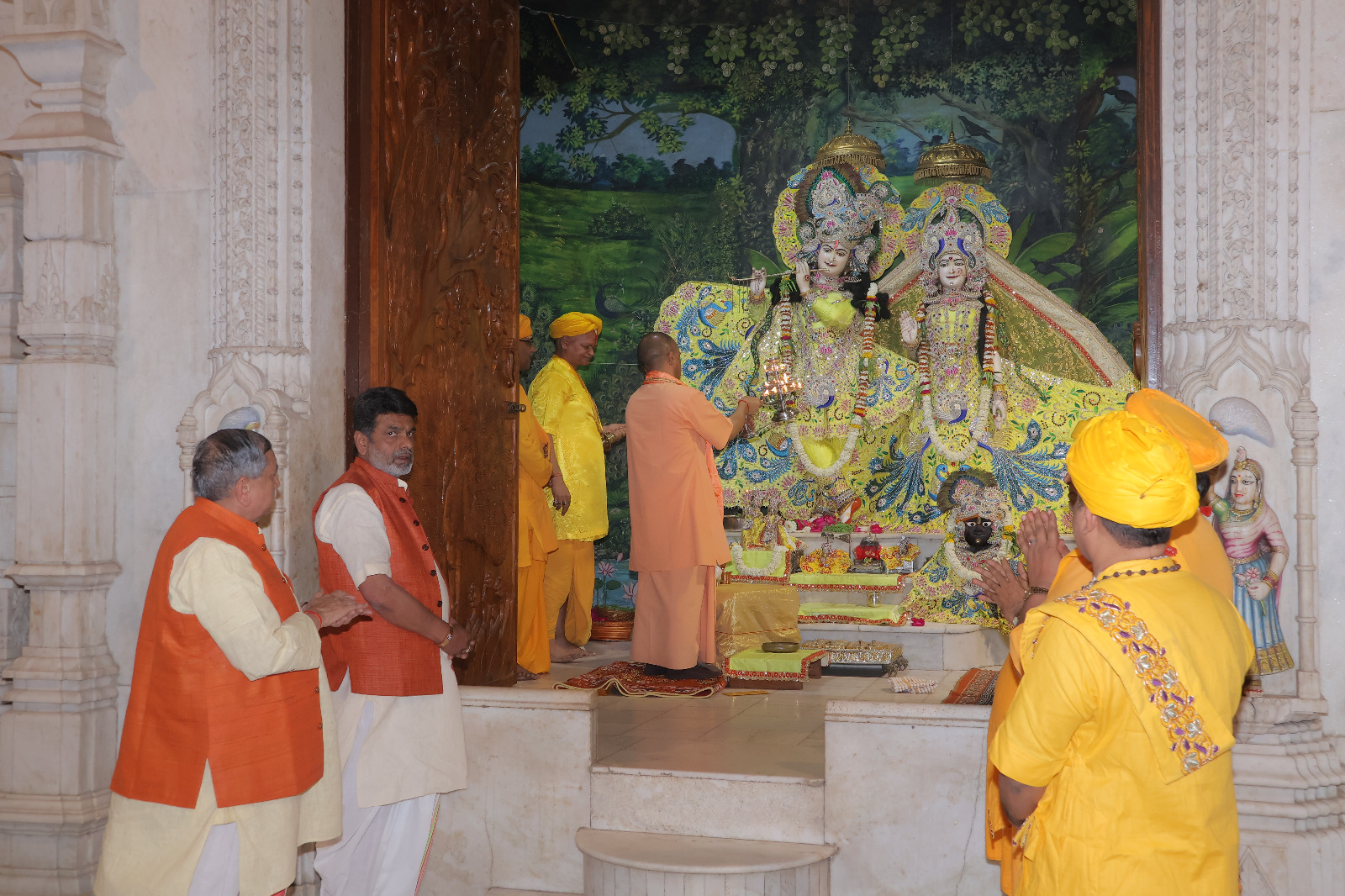 कृष्ण जन्मभूमि में योगी ने राधे-कृष्ण की आरती उतारी।