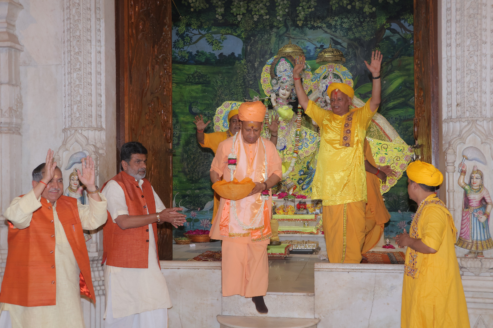 योगी ने राधे-कृष्ण को प्रसाद चढ़ाया। पुष्प अर्पित किया।