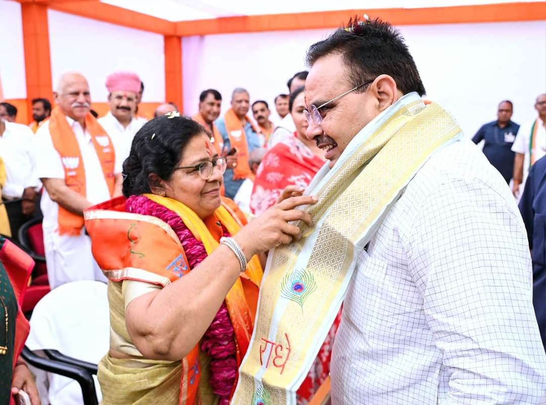 नामांकन सभा में मंजू शर्मा ने सीएम भजनलाल शर्मा का स्वागत किया।