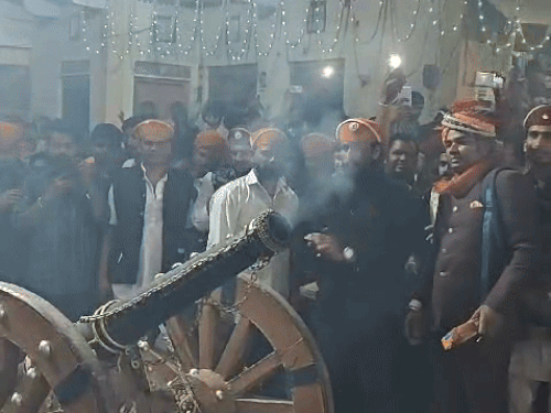 उदयपुर के मेनार गांव में मंगलवार को रात में बारूद की होली खेली गई। - Dainik Bhaskar