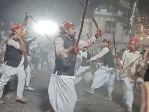 ममेनार गांव में बारूद की होली के दौरान लोगों ने लोकनृत्य का भी प्रदर्शन किया।