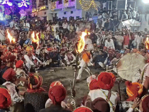 मेनार गांव में बारूद की होली खेलने के दौरान तलवारबाजी के हुुुनर का भी प्रदर्शन किया गया।