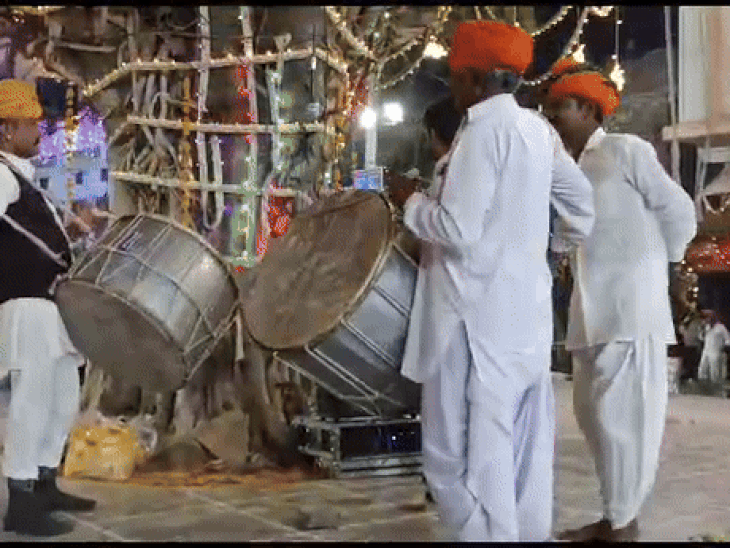 अम्लकुस्लमल रस्म से बारूद की होली की शुरूआत होती है। उसी समय से ढोल भी बजने लगते है।