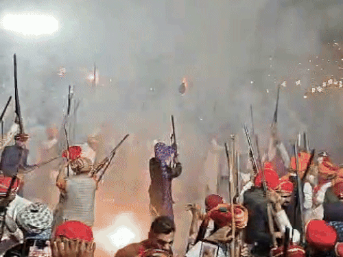 मेनार गांव में बारूद की होली खेली गई, इस दौरान बंदूकों की तड़ातड़ आवाज से ऐसा लगा मानों युद्ध हो रहा हो।