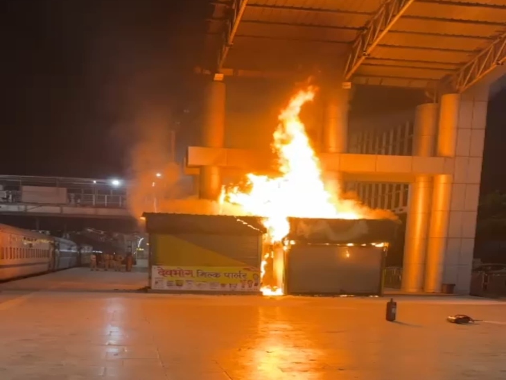 फायर ब्रिगेड ने आग पर काबू पाया।