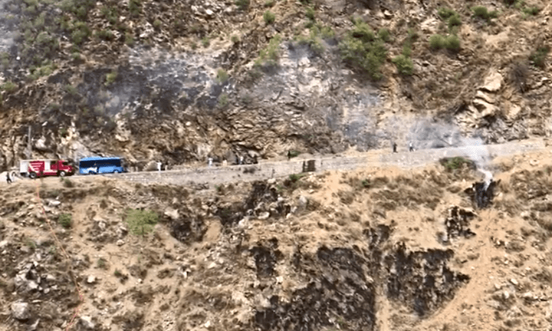 मंगलवार को विस्फोटकों से भरे वाहन से टक्कर के बाद चीनी इंजीनियरों की गाड़ी खाई में गिर गई।