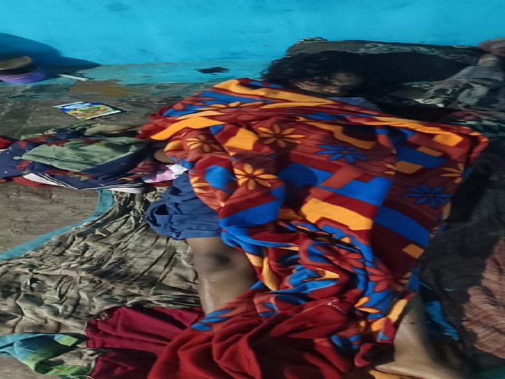 कमरे में खून से लथपथ पड़ी महिला की लाश।