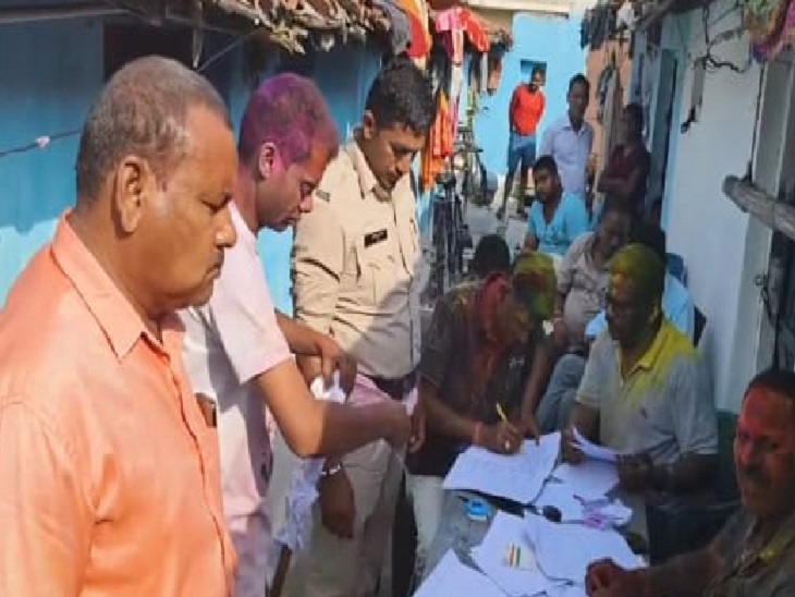 महिला की लाश मिलने के बाद जांच करने पहुंची पुलिस।