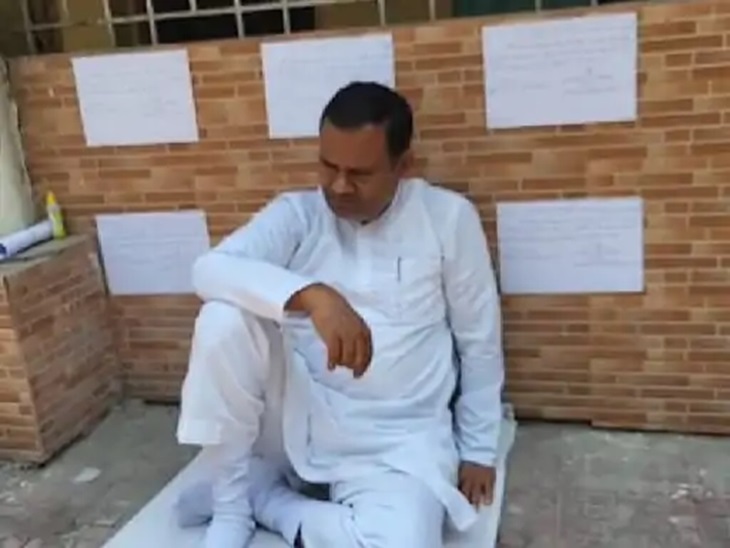 कांग्रेस भवन के सामने हाथ से पोस्टर लिखकर धरने पर बैठे पूर्व नगर पंचायत अध्यक्ष जगदीश कौशिक।