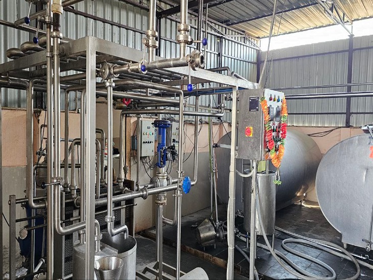 दूध-पनीर बनाने की प्रोसेसिंग यूनिट पर खाद्य विभाग का छापा। - Dainik Bhaskar