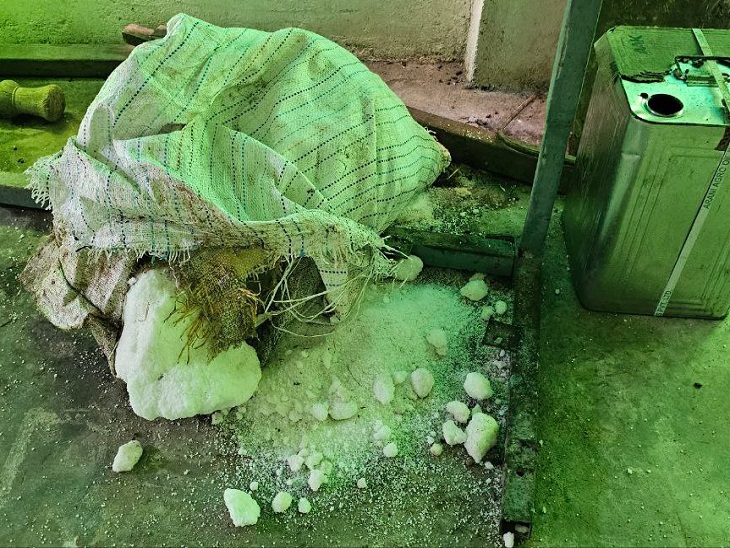 प्रोसेसिंग यूनिट से जब्त किया गया यूरिया।