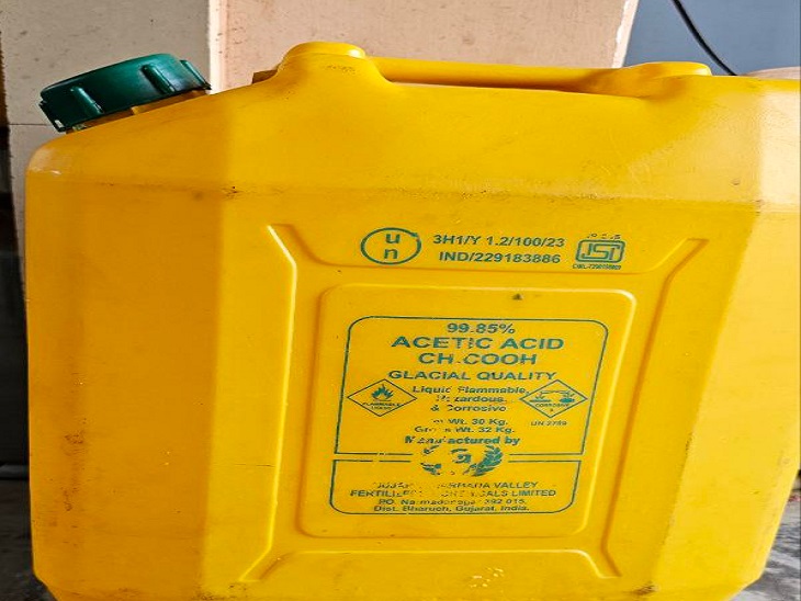 फैक्ट्री के अंदर से गैल में जब्त किया गया एसिटिक एसिड।